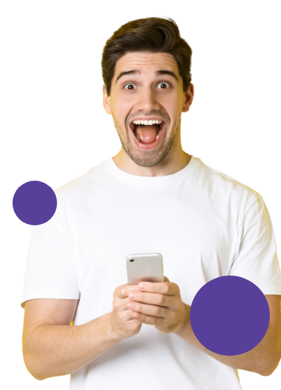 Persona con celular en mano